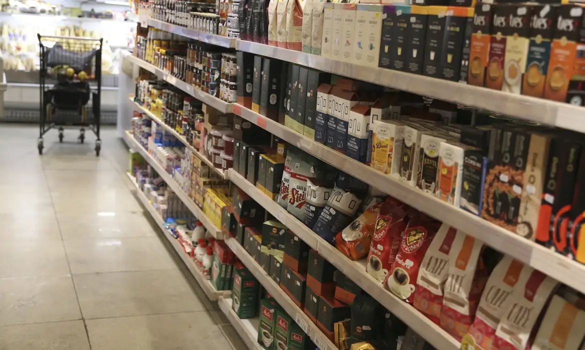 Varejo cresce em 1% e atinge novo recorde, segundo IBGE