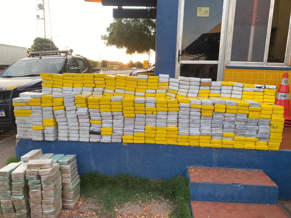 A carga com drogas estava escondida no meio de um carregamento de milho