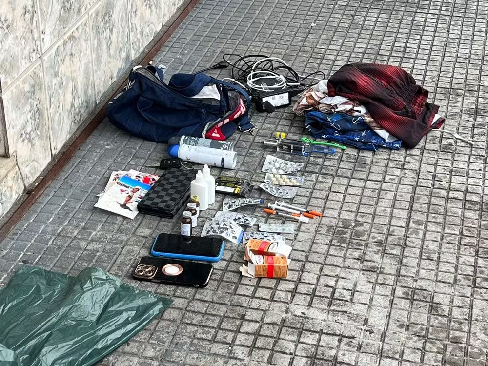 A Polícia Civil apreendeu drogas em uma mochila com a mãe irmão de Djidja, enquanto tentavam fugir.