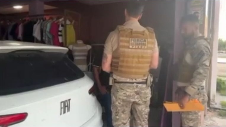 A polícia na casa do “alvo” que roubava o Grupo Claudino