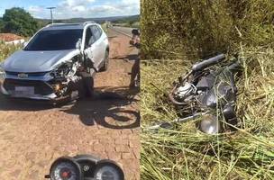 Acidente entre motocicleta e carro de passeio deixa um jovem morto e uma mulher gravemente ferida em rodovia de Picos (Foto: Reprodução)