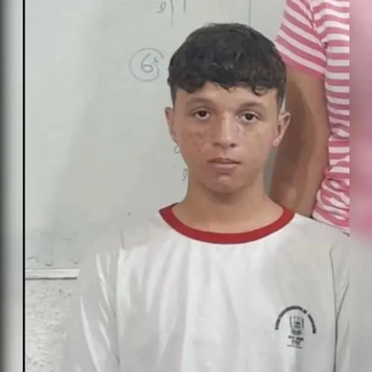 Adolescente de 15 anos morre após sofrer descarga elétrica enquanto usava celular conectado à tomada no Piauí