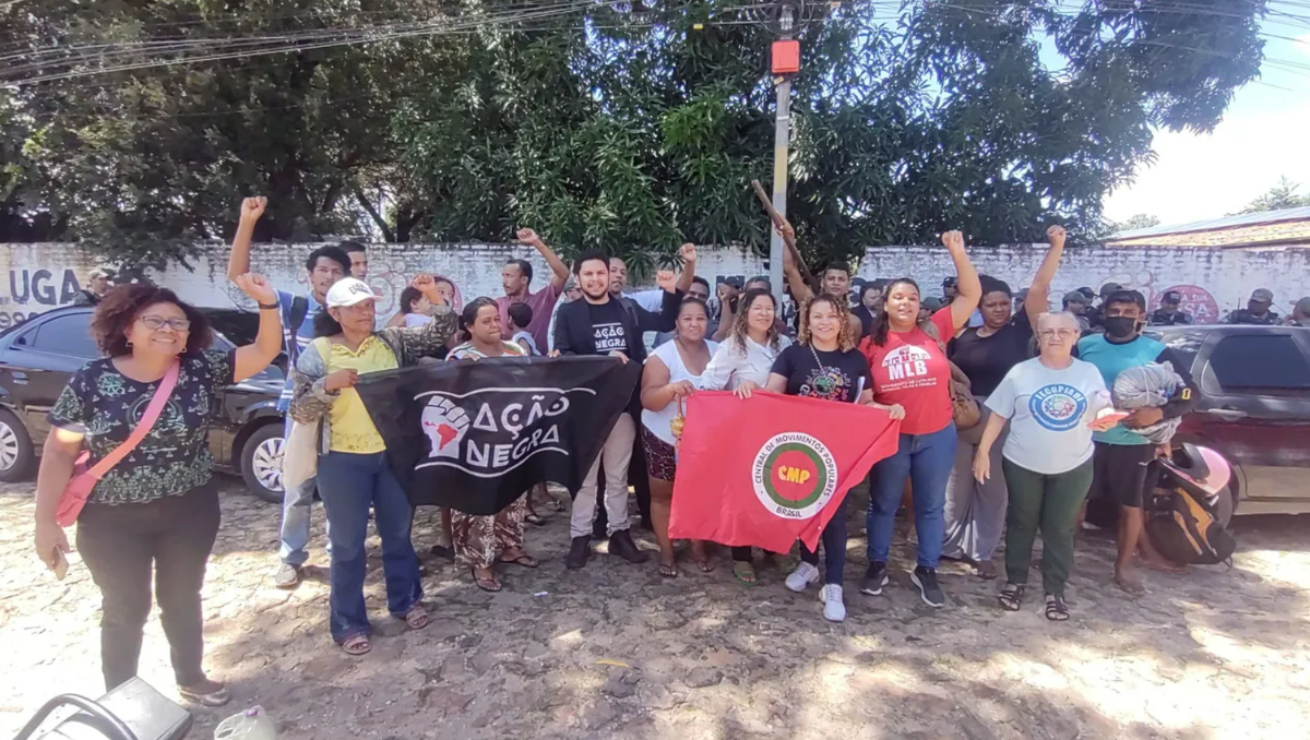 As famílias de ocupantes ficaram indignadas com presença da policia e segurança privada no local.