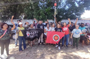 As famílias de ocupantes ficaram indignadas com presença da policia e segurança privada no local. (Foto: Reprodução/O Corre diário)