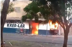 Comércio fica completamente destruído após incêndio (Foto: Reprodução)