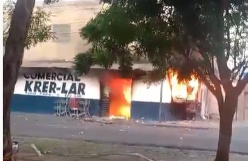 Incêndio causa explosões e destrói comércio na zona Leste de Teresina