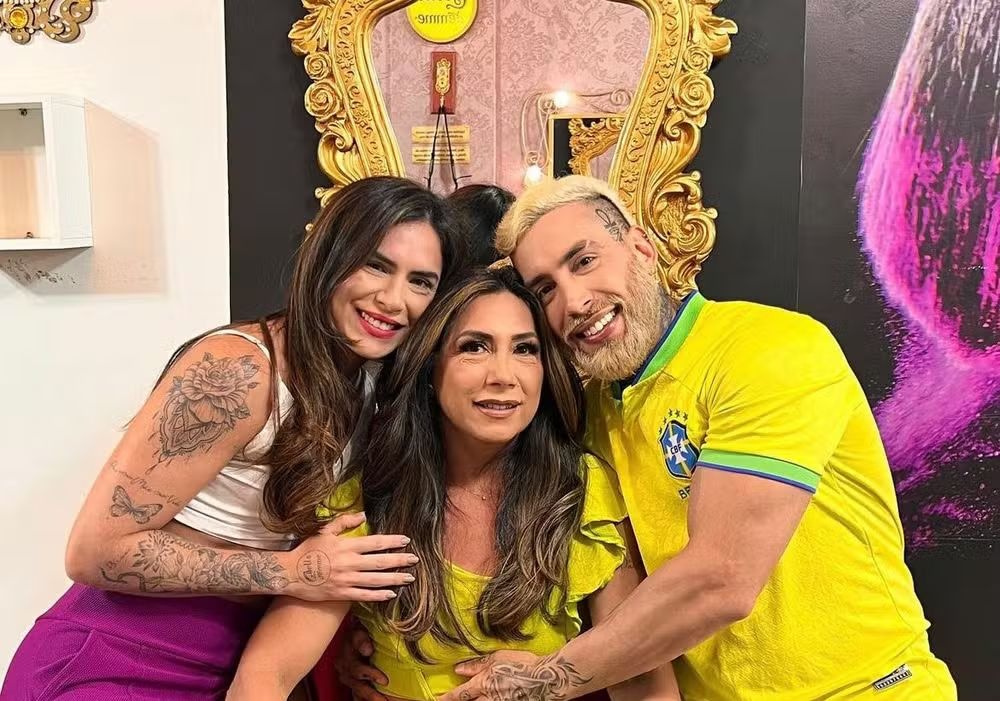 Djidja, junto com a mãe e irmão,