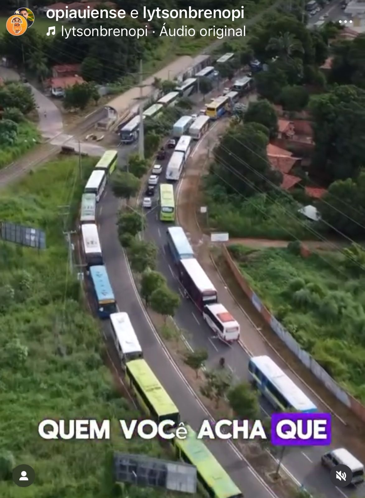 Duas imensas filas de ônibus transportando o povo para o evento do PT.  De onde saiu o dinheiro para isso?
