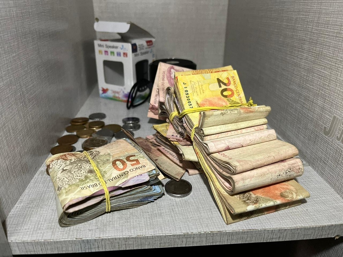 Entorpecentes e dinheiro também foram apreendidos durante a operação