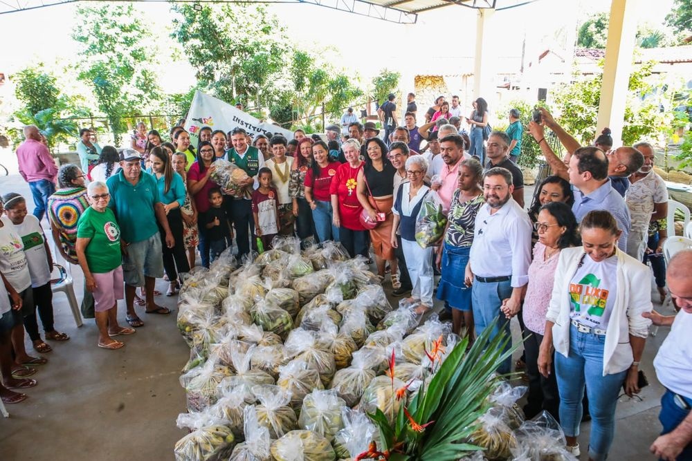 Entrega de alimentos pelo SAF