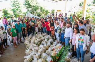 Entrega de alimentos pelo SAF (Foto: Geirlys Silva)