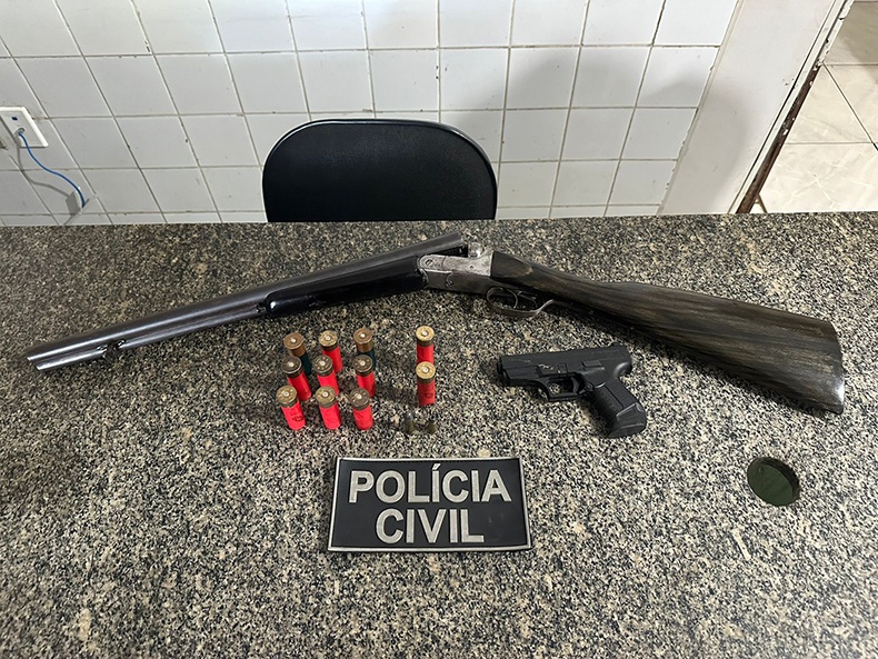 Espingarda e munições foram apreendidas na residência do suspeito