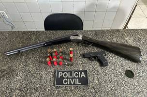 Espingarda e munições foram apreendidas na residência do suspeito (Foto: Divulgação/Polícia Civil)