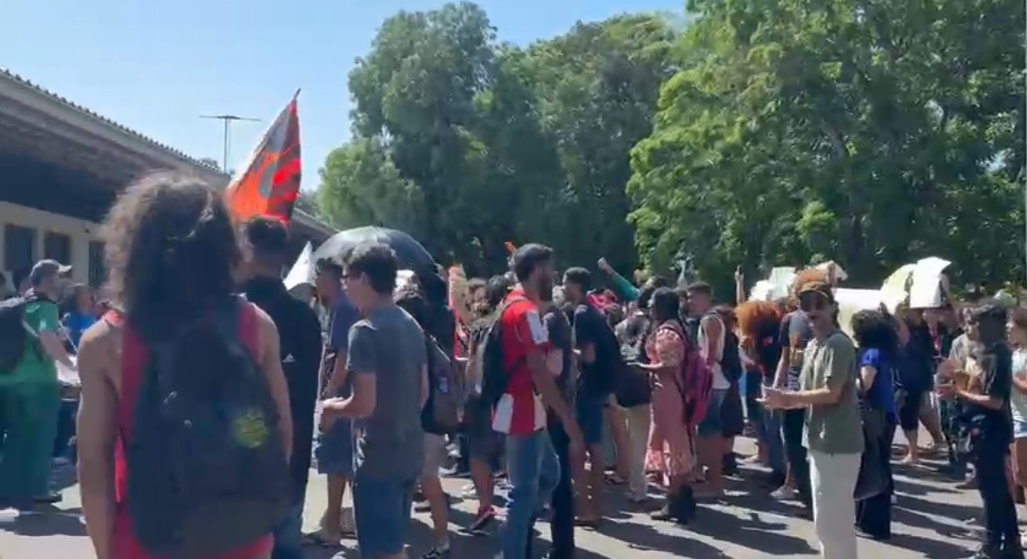 Estudantes iniciaram protesto em frente ao prédio, horas depois decidiram ocupar a reitoria