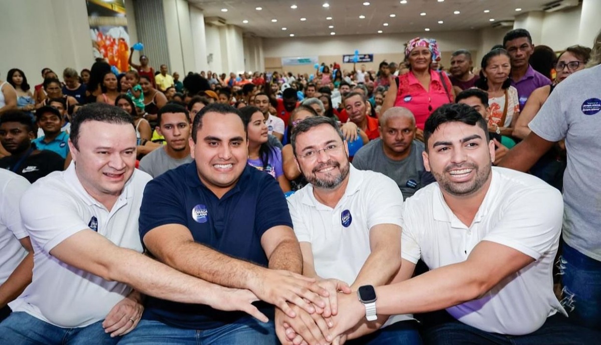 Fábio Novo e seus acompanhantes. Diz com quem andas… esse aí não é o Draga Alana, que foi assessor de Pessoa que foi investigado…?