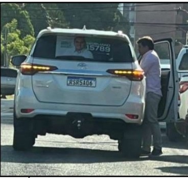 Foto de carro de membro da quadrilha adesivado com foto de Georgiano, deixando pacotes em comite do PV