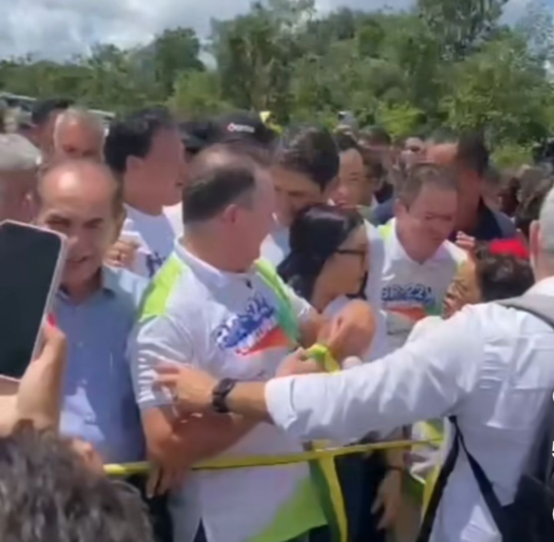 Inauguração de trecho de BR em Timon. Espaço pequeno para gente demais. Até Marcelo Castro estava lá