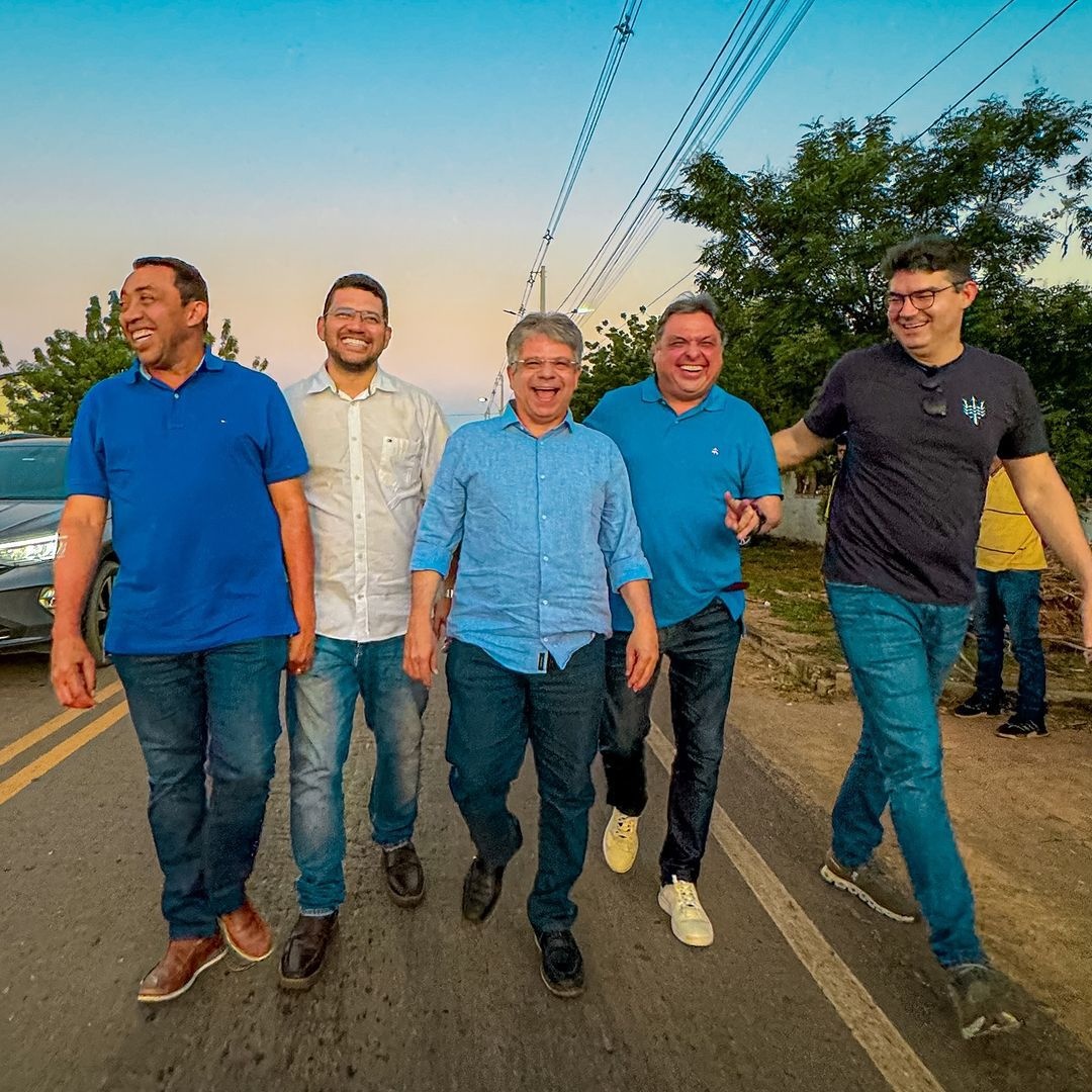 Juntos e misturados: os “líderes” da oposição imitando Rafael na corridinha. Com essa obesidade melhor ter um Samu por perto.