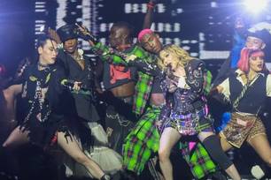 Madonna durante o show de encerramento da “The Celebration Tour” em Copacabana