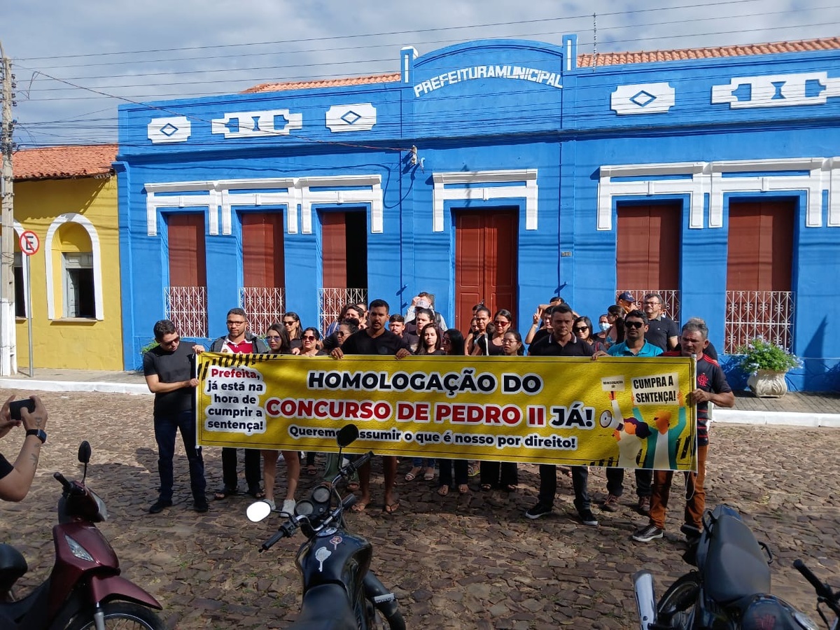 Manifestantes pedem homologação do Concurso de Pedro II