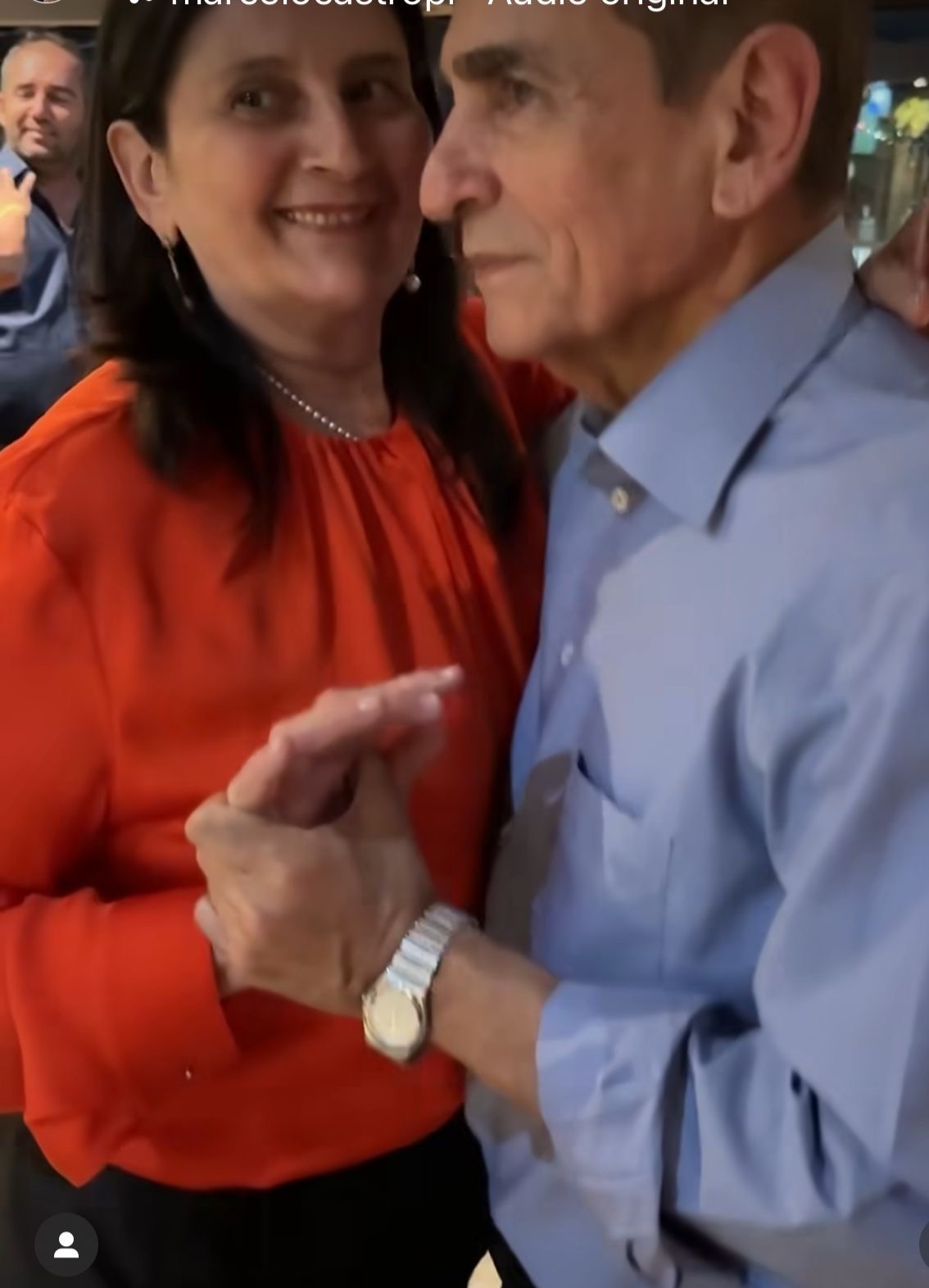 Marcelo, bem comportado, dançando com a esposa