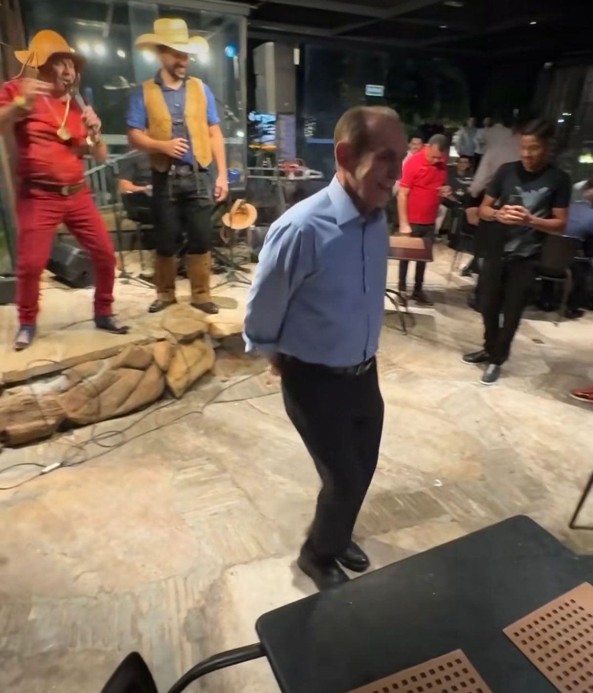 Marcelo no reco reco para inglês ver. Alegria do senador das emendas milionárias