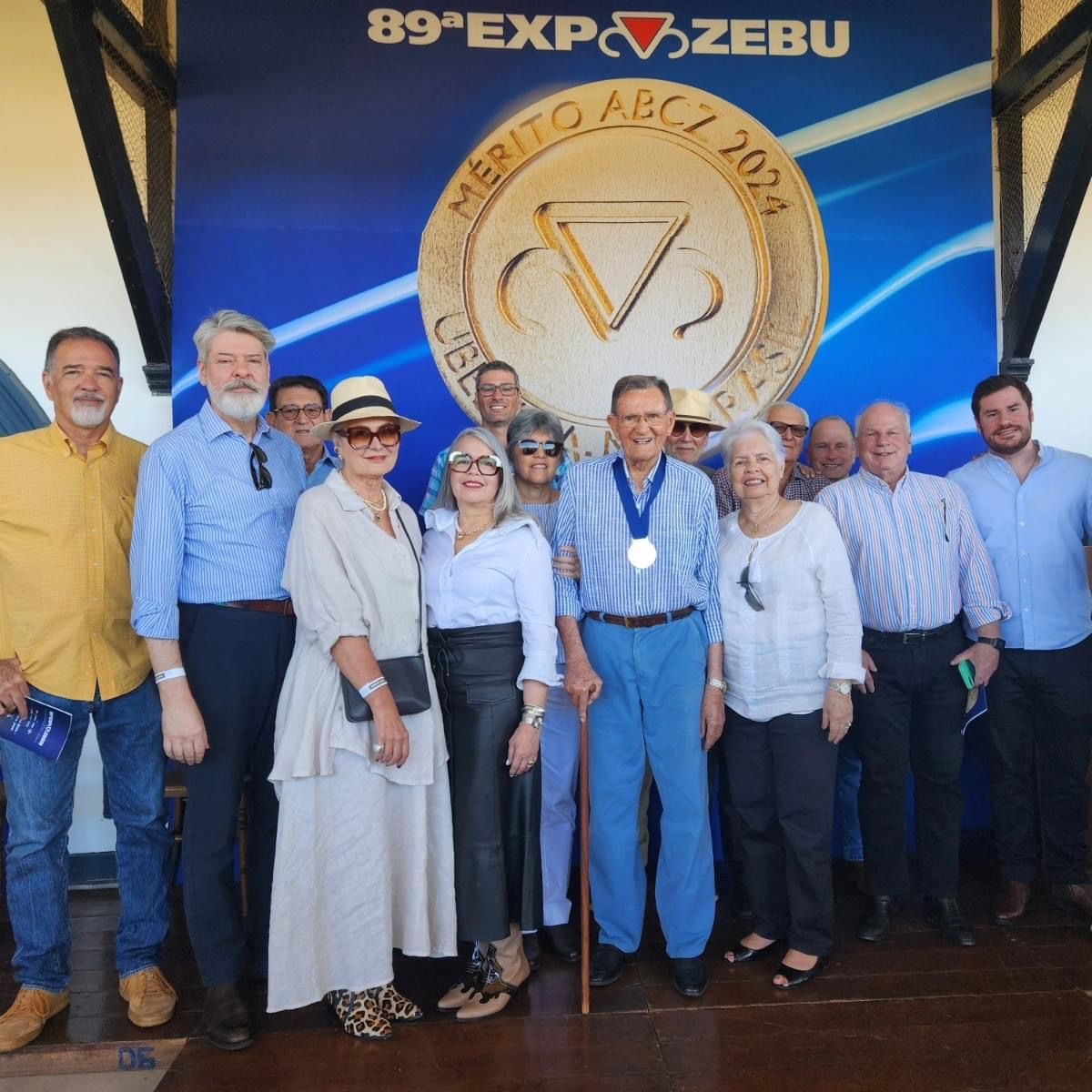 O empresário Hélio Paranaguá foi condecorado ontem na ExpoZebu, com a medalha do Mérito, pelos relevantes serviços prestados à agropecuária piauiense e nacional. Na foto, com a esposa Sonia, amigos e os filhos, entre os quais, o diplomata Marcus Paranaguá, que serve atualmente em Paris
