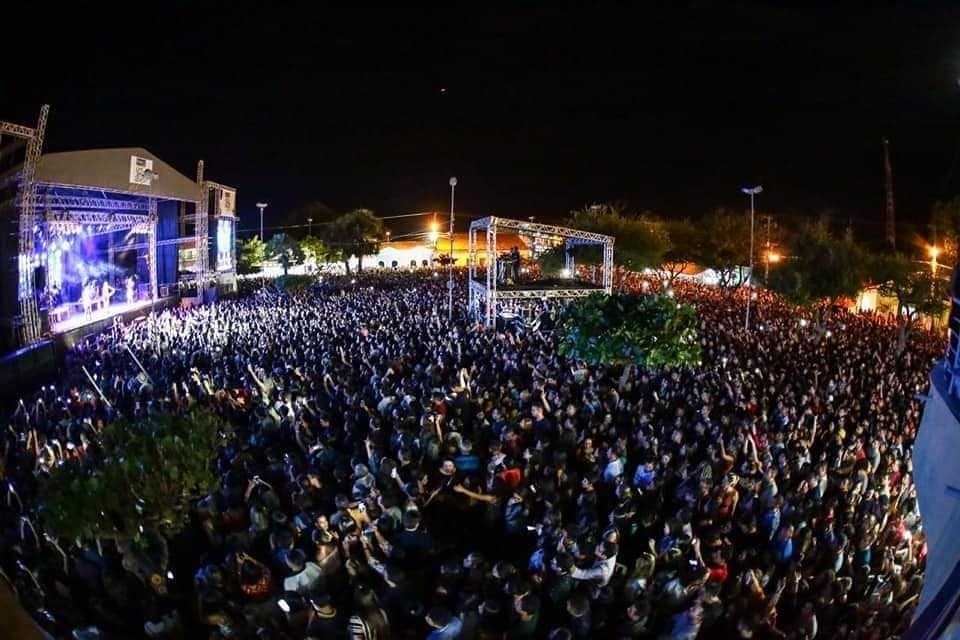 O evento reúne milhares de pessoas em Pedro II