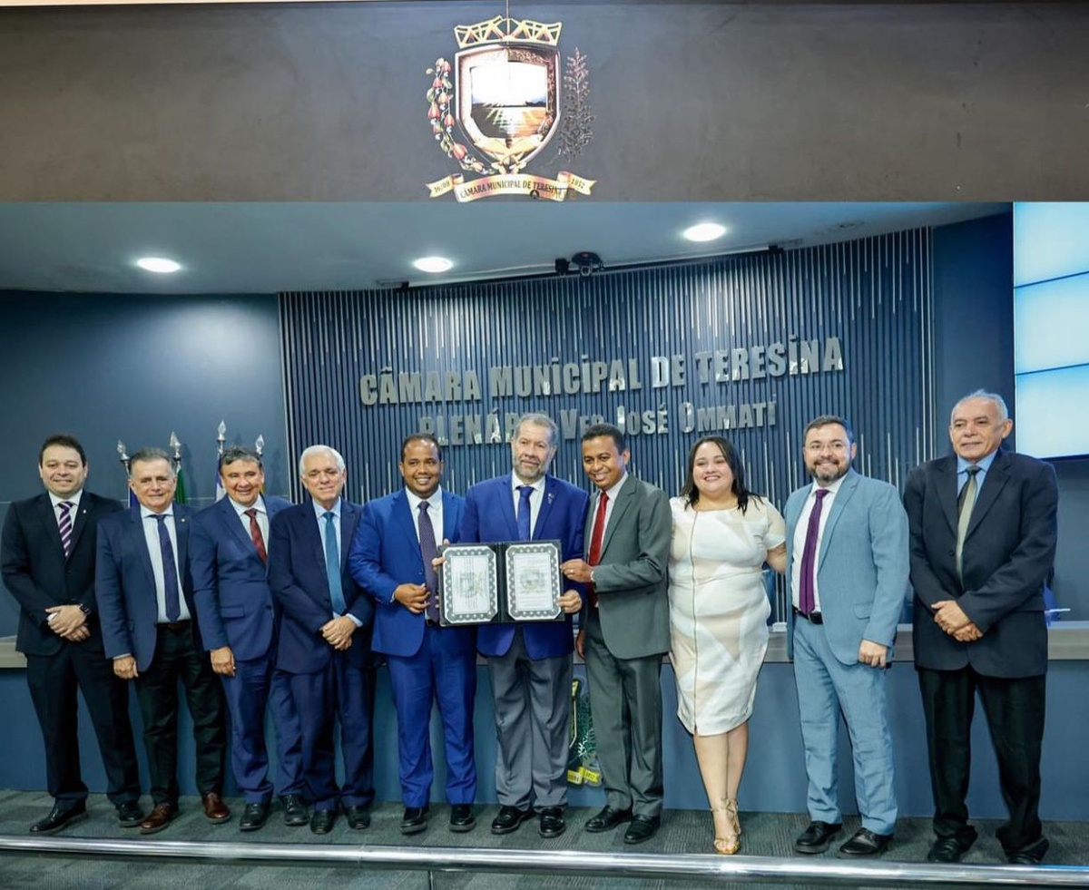 O ministro Carlo Lupi recebendo título em Teresina. Nada fez pela cidade. Apenas bajulação dos daqui