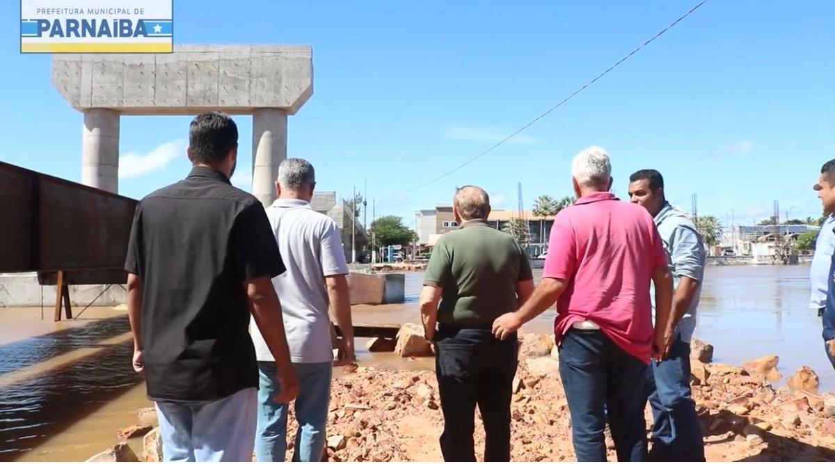 O prefeito Mão Santa esteve na obra em abril, acompanhado de assessores.