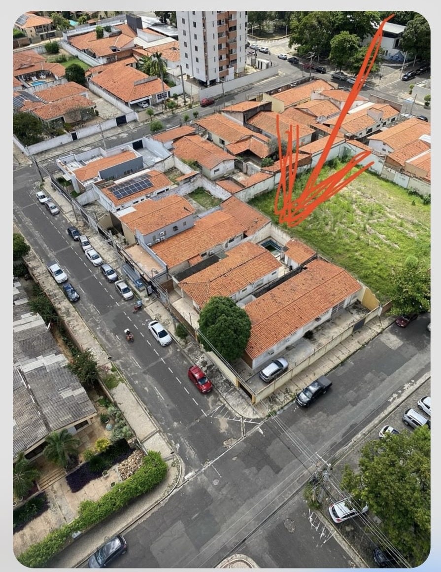 Olha o tanque verde na rua Miosótis, também no Jóquei