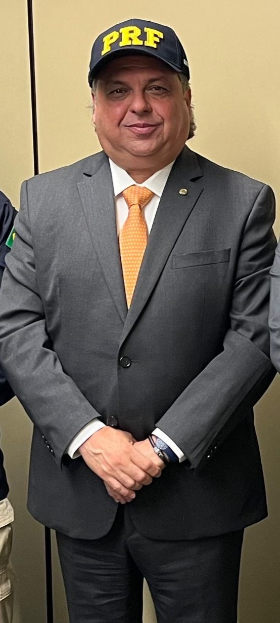 Outro que estava na festa do Novo Francisco foi J Arcoverde, aí de boné da PRF