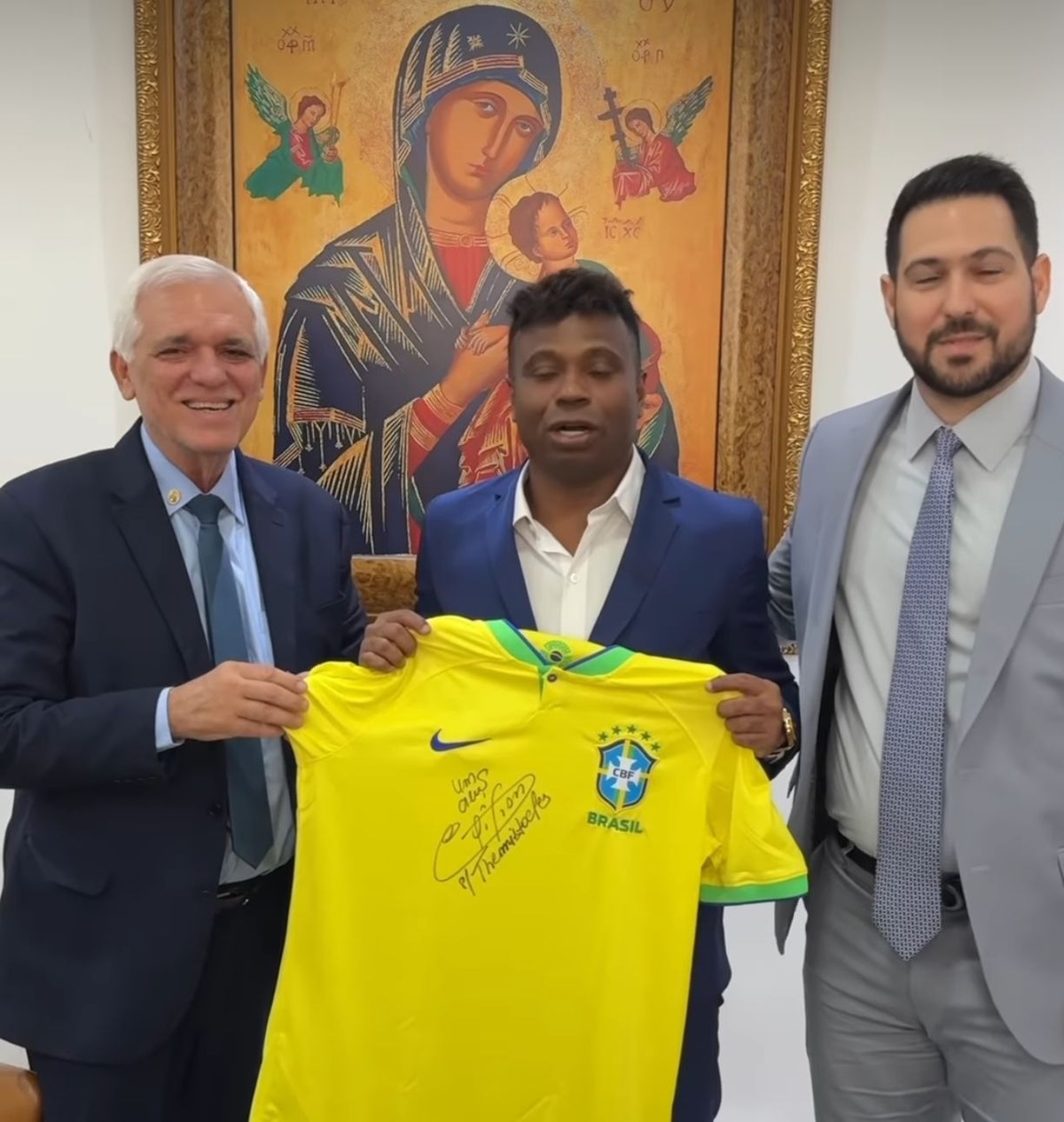 Outro que nada fez no mandato que ganhou pelos “esforços” do pai, o deputado Felipe Sampaio aí bajulando o ex-jogador (como é o nome dele???)… mais um título de cidadania
