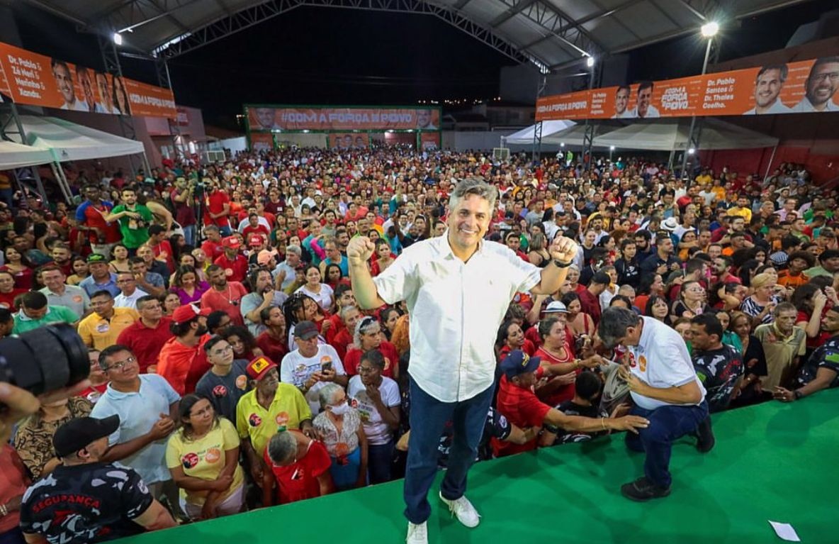 Pablo Santos querendo ser prefeito de Picos e fazendo calçamento Piaui afora. “É o diablo esse Dr Pablo”.