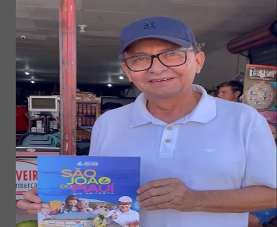 Prefeito com o impresso “São João do Piauí em revista”