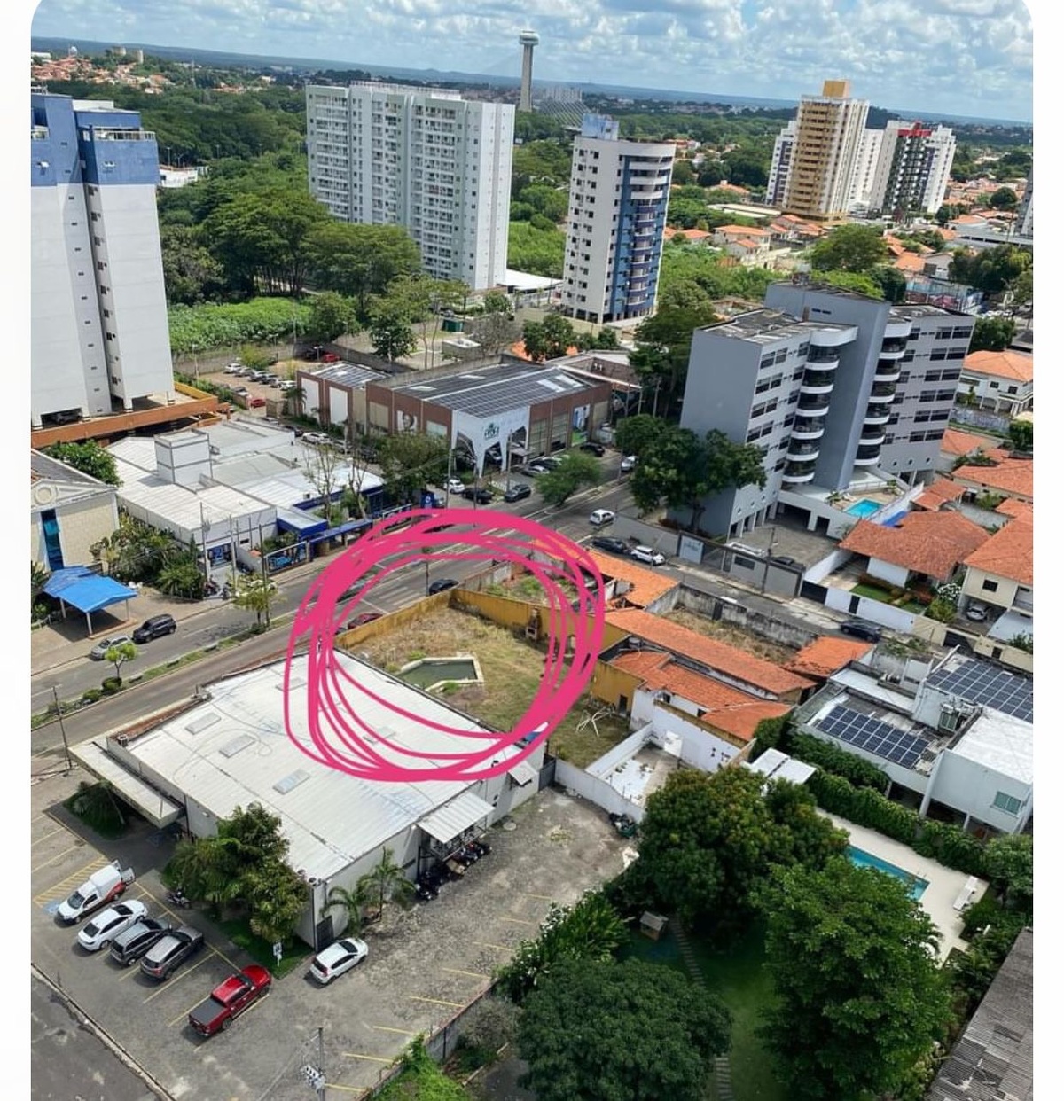 Uma piscina no coração do Joguei Clube hospedeira do mosquito da dengue.