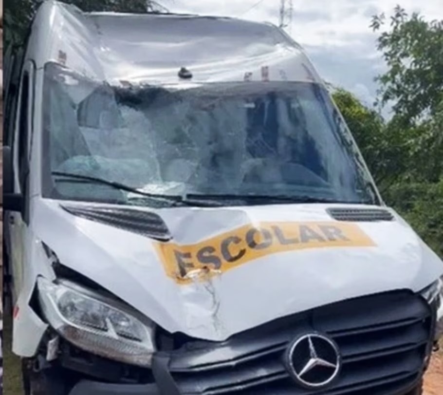 Van desgovernada atropelada e mata um estudante e deixa outro em estado grave