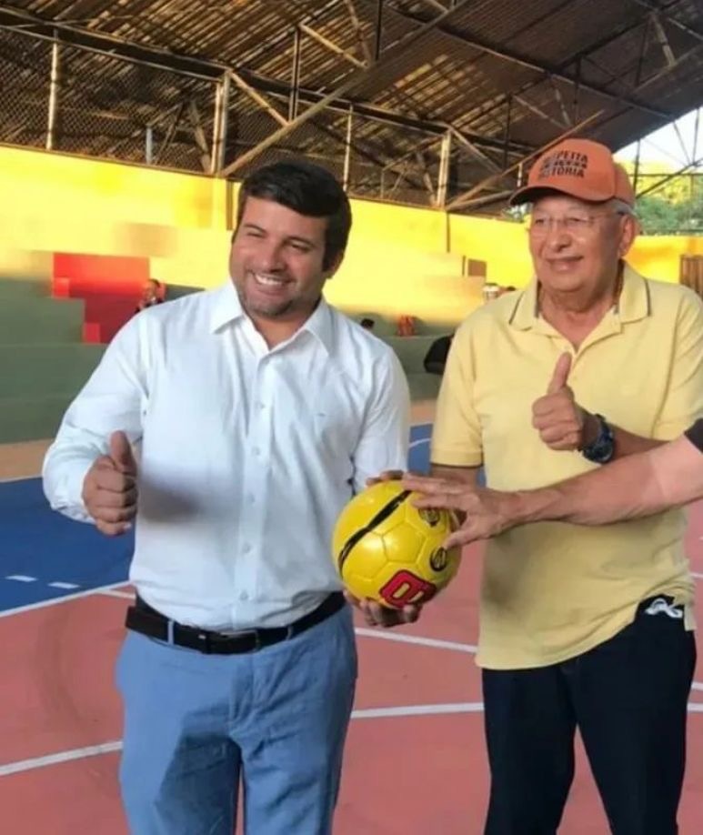 Vereador Deolindo e sua cara de cedro: mamou até onde pode nas tetas  da prefeitura e agora posa de independente. Aí com o prefeito que hoje ele quer expulsar