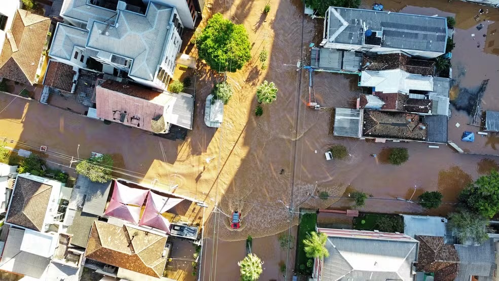Vista aérea de bairros completamente alagados no Rio Grande do Sul