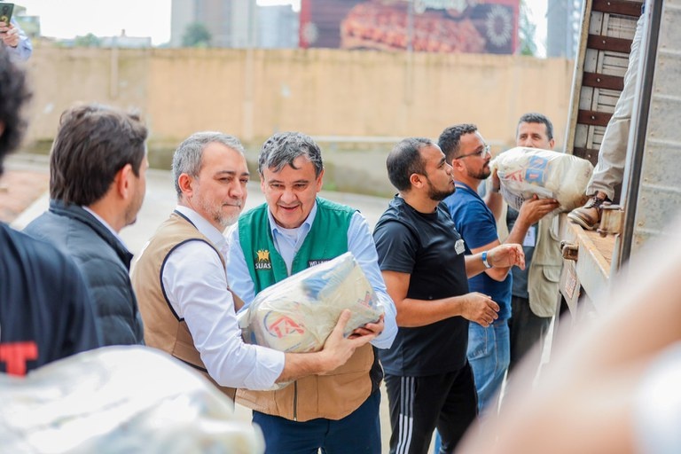 Wellington Dias entrega cesta de alimentos para Rio Grande do Sul