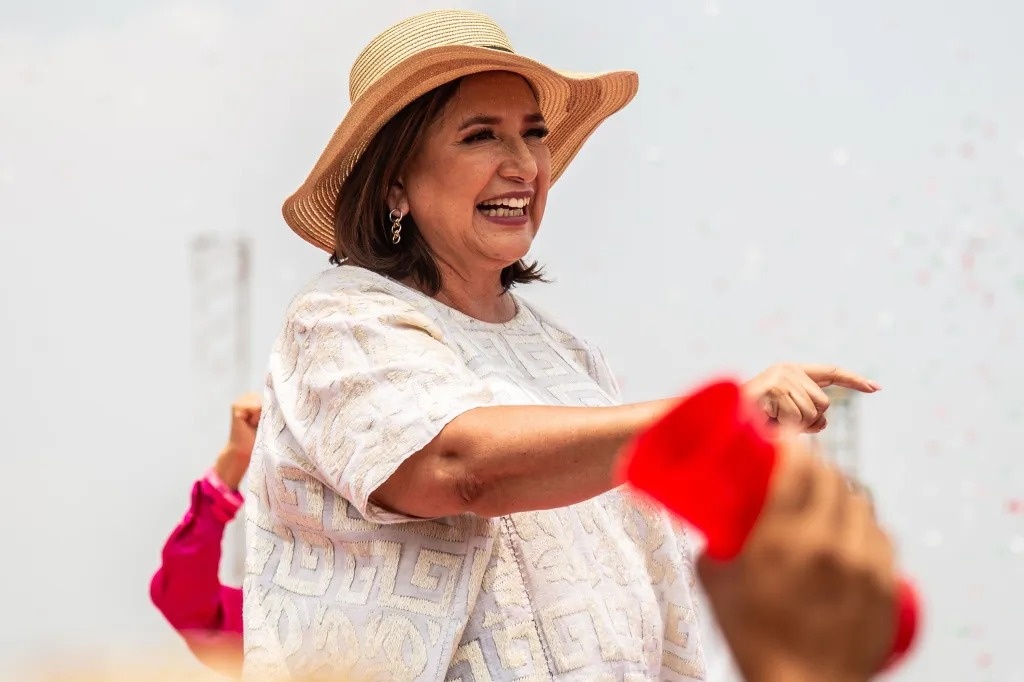 A candidata presidencial Xóchitl Gálvez da coalizão “Força e Coração para o México” cumprimenta apoiadores durante o evento de encerramento da campanha de 2024 na Arena Monterrey em 29 de maio de 2024 em Monterrey, México