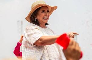 A candidata presidencial Xóchitl Gálvez da coalizão “Força e Coração para o México” cumprimenta apoiadores durante o evento de encerramento da campanha de 2024 na Arena Monterrey em 29 de maio de 2024 em Monterrey, México (Foto: Monica Loza/ShutterMX/Getty Images)