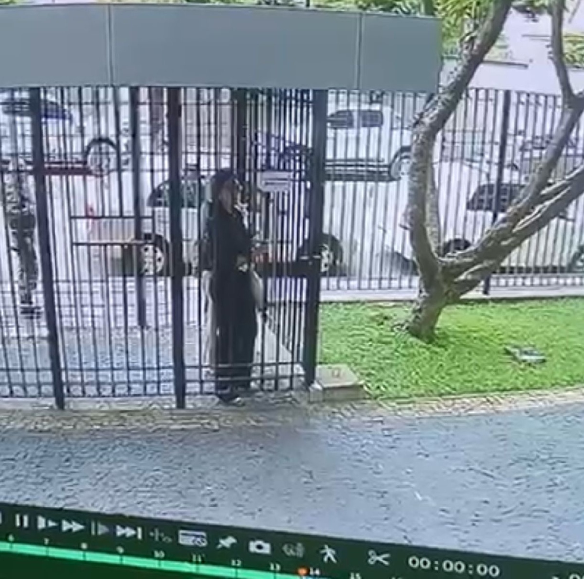 A dentista no “quadradinho”da entrada do condomínio e os policiais lá fora