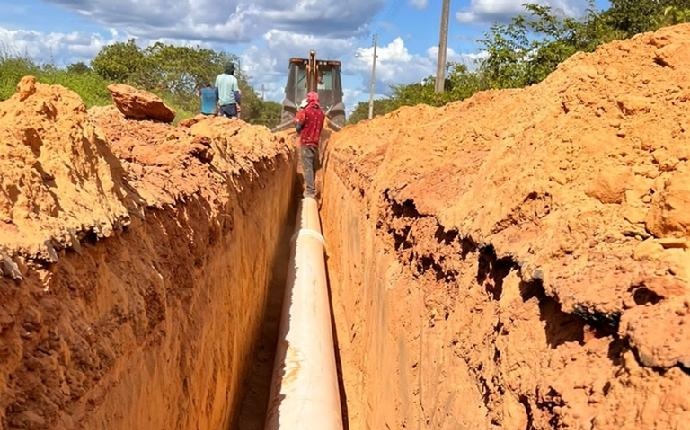 A extensão da nova adutora de água bruta é de 3.890 metros.