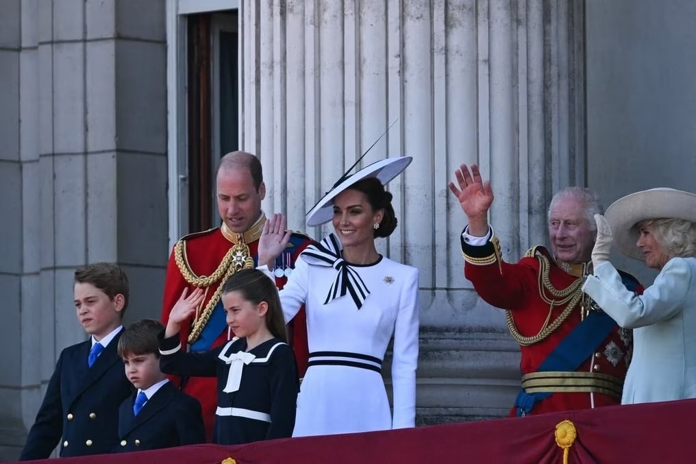 A família real acenou da varanda para os fiéis presentes no desfile
