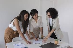 A pesquisa também revelou que as mulheres ganham menos que os homens em 82% das áreas de atuação. (Foto: Reprodução/Freepik)
