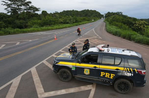 A vítima foi lançada a 40 metros do local do acidente. (Foto: Reprodução/Divulgação/PRF)