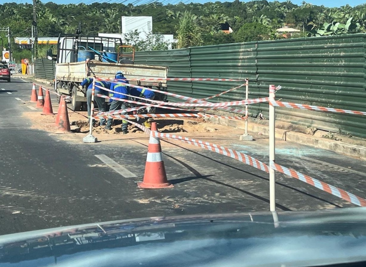 Adutora rompe na rua, atrapalha a vida alheia, mas ninguém reclama. Se fosse a Agespisa…