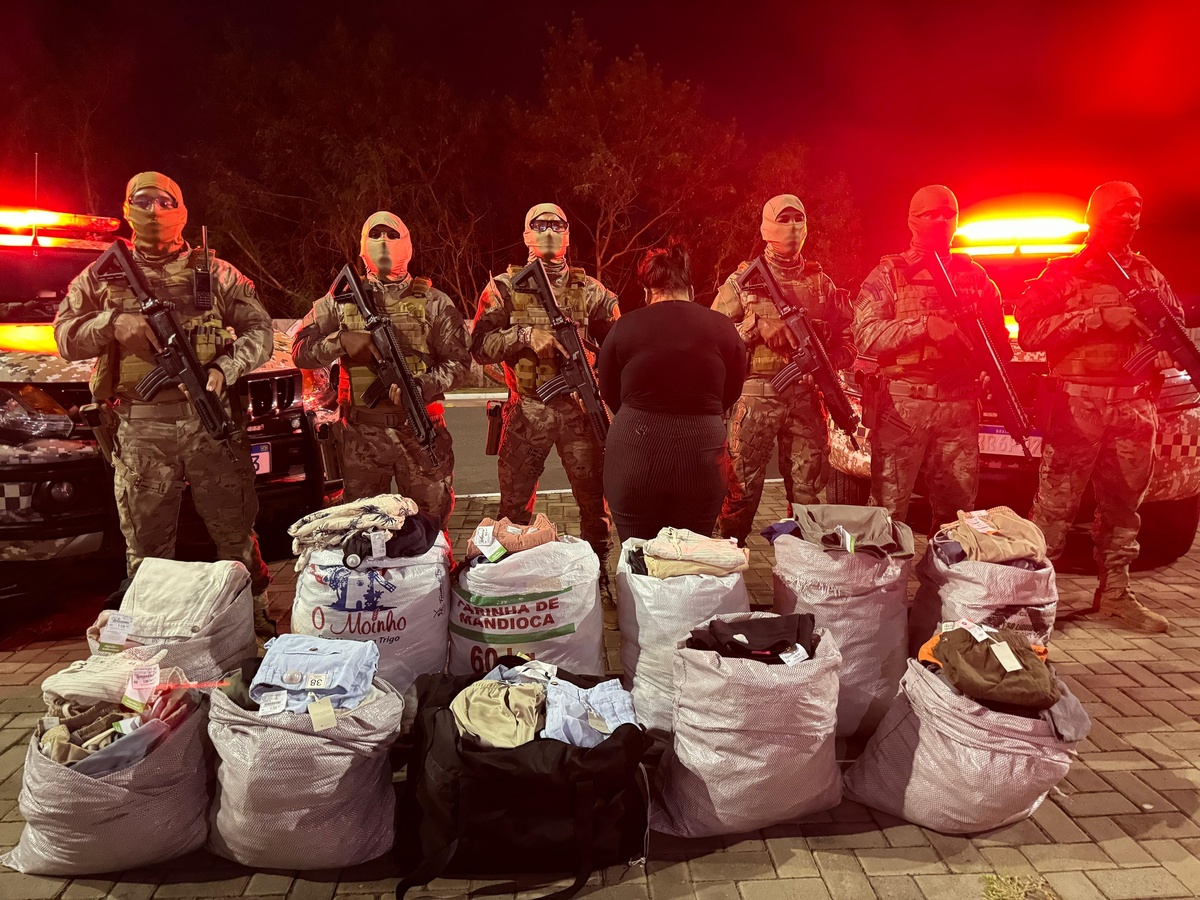 Após buscas, a Polícia Militar encontrou roupas furtadas no carro e no hotel em que a mulher estava hospedada