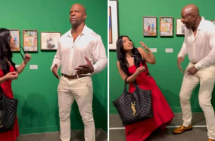 Crews finge ser uma obra de arte, surpreendendo a influenciadora Ohara quando ela passa por ele. (Foto: Reprodução/Instagram)